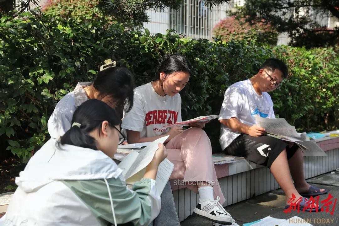 家长们考场外花样整活探秘